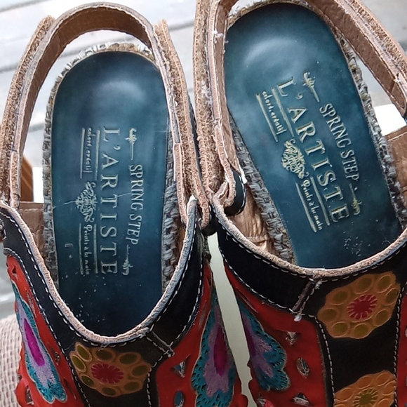 Red and Blue Wedge Shoes with Vibrant Design - Picture 3 of 10